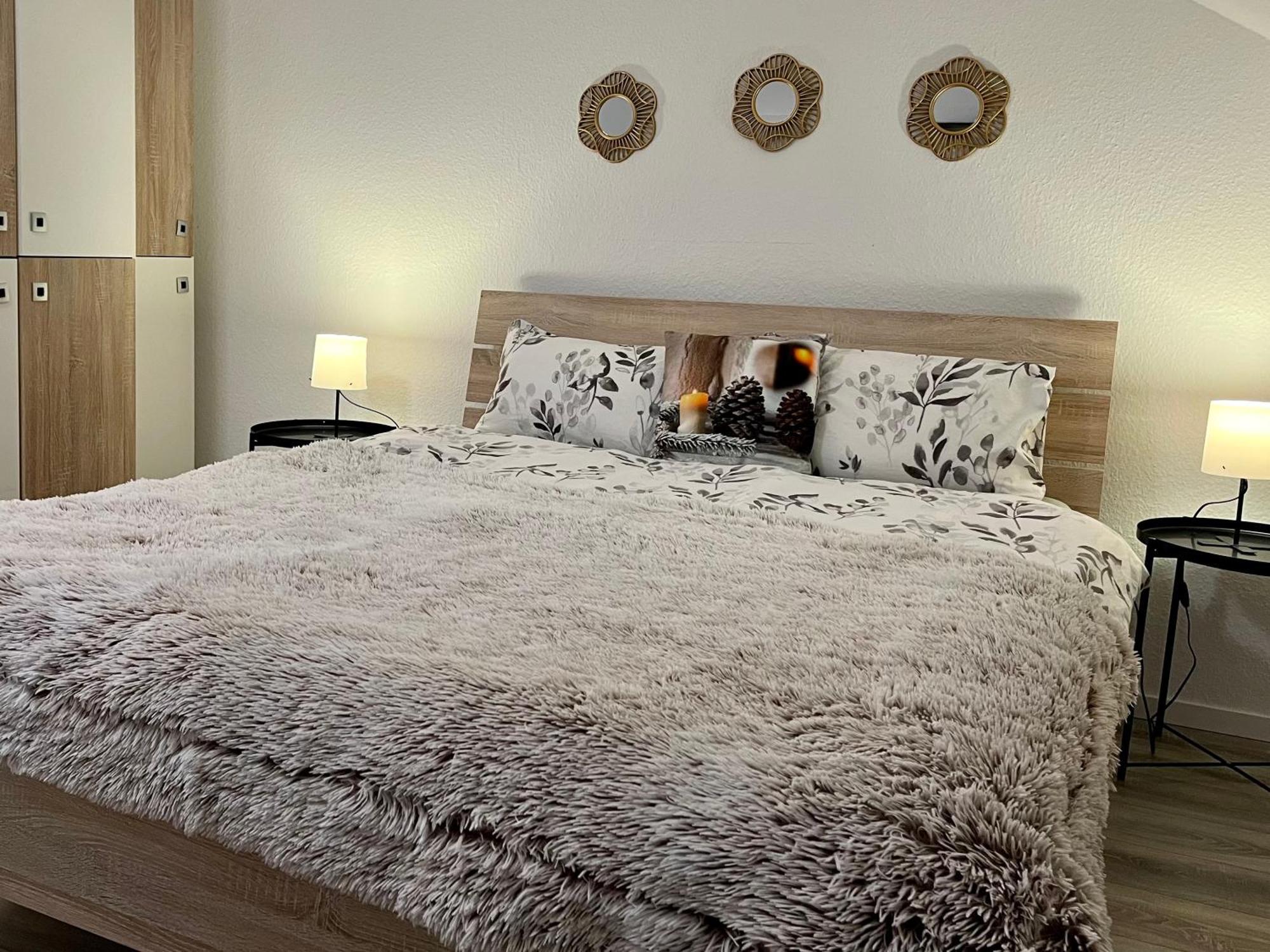 Marienhaus Apartment - Zentral, Parken, Netflix, Kontaktloses Einchecken Wuppertal Bagian luar foto