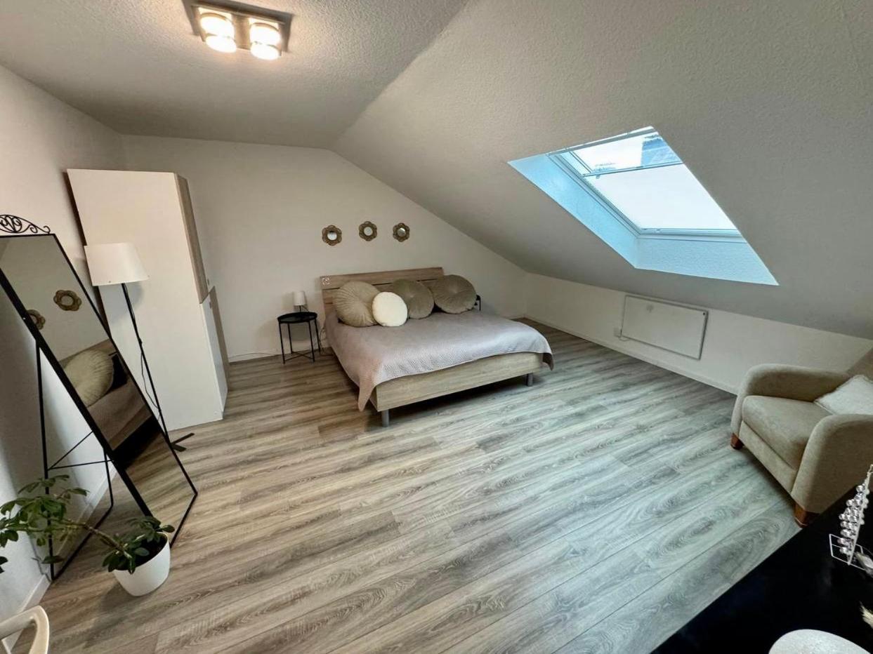 Marienhaus Apartment - Zentral, Parken, Netflix, Kontaktloses Einchecken Wuppertal Bagian luar foto