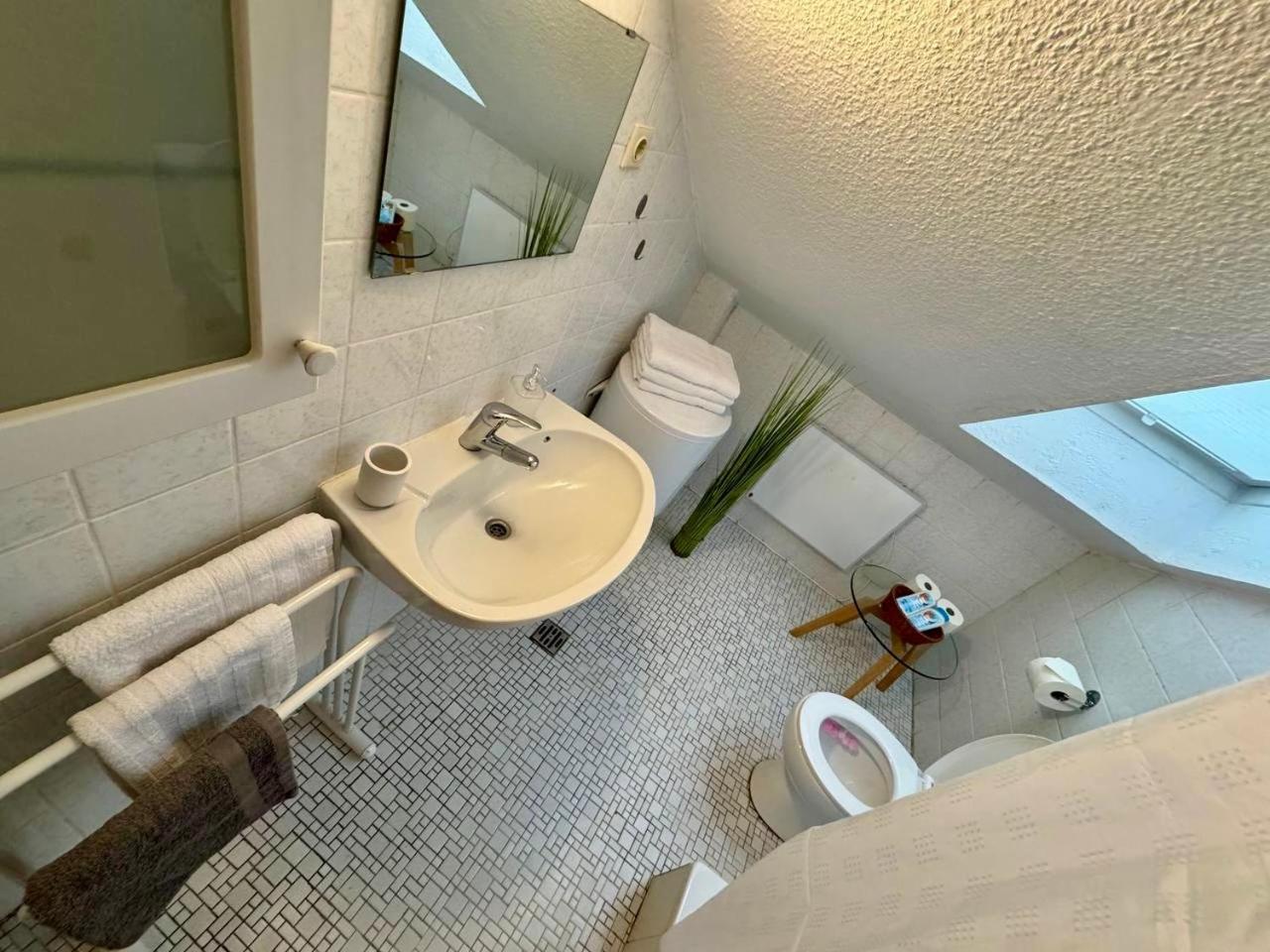 Marienhaus Apartment - Zentral, Parken, Netflix, Kontaktloses Einchecken Wuppertal Bagian luar foto